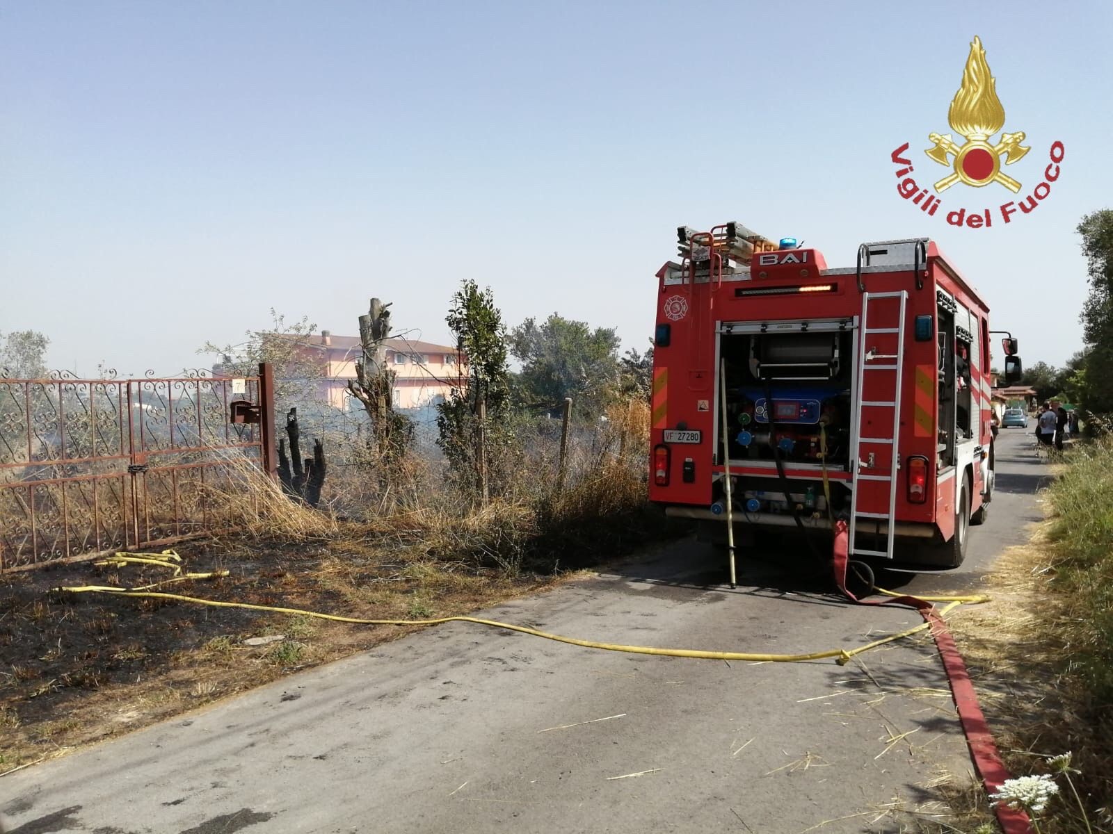 Incendio di sterpaglie, intervento dei vigili del fuoco a Bracciano
