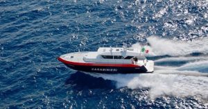 Turista olandese si tuffa nel lago e scompare