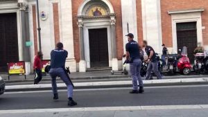 Roma Termini, ghanese armato di coltello fermato dalla Polizia con un colpo di pistola – VIDEO