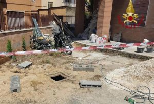 Bimbo cade in un tombino, tragedia sfiorata