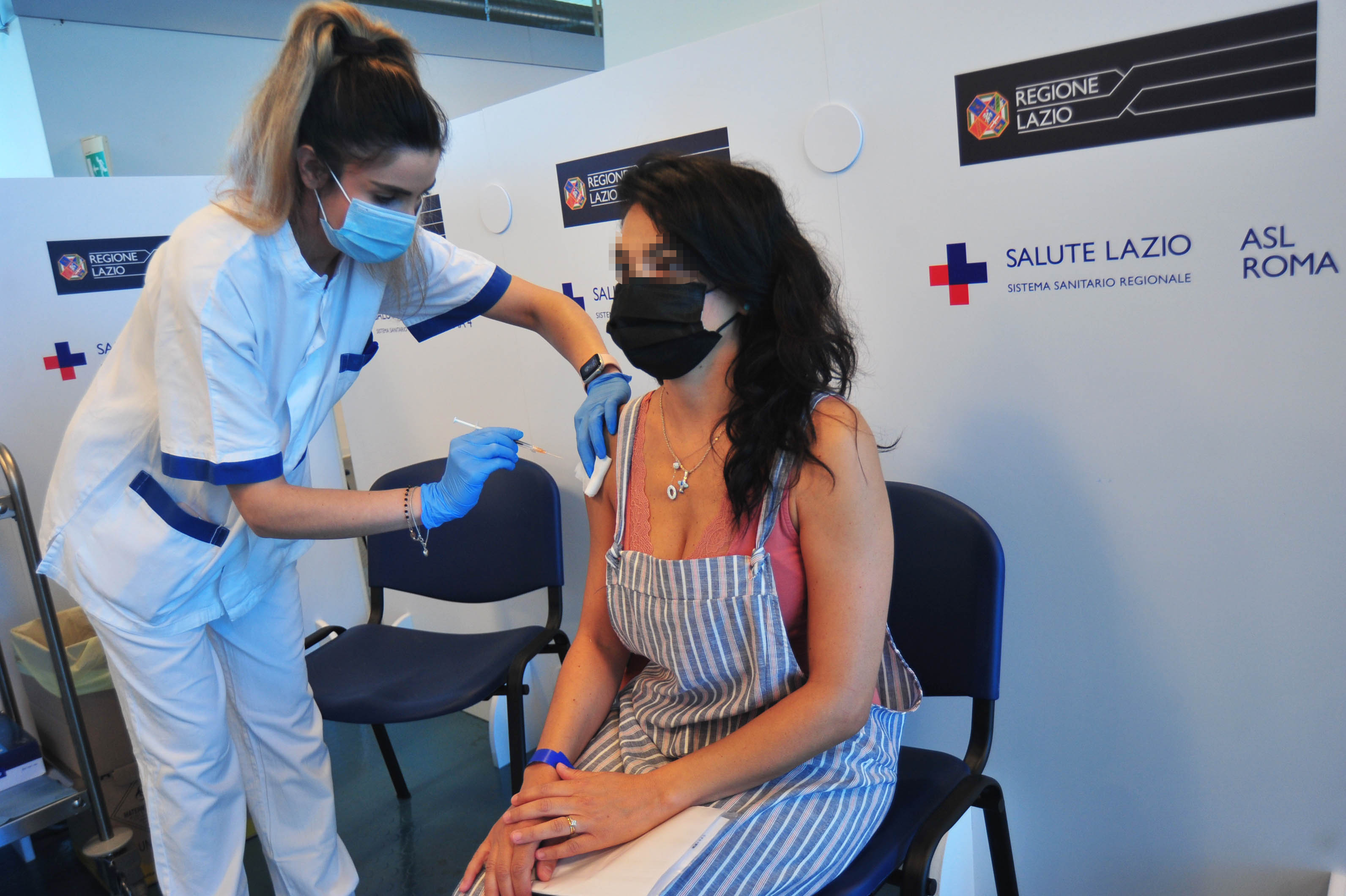 Vaccini, taglio del nastro per il nuovo hub da 1100 dosi al giorno