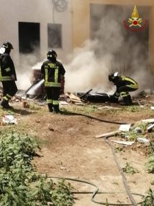 Colonna di fumo nero a Bracciano: a fuoco cumulo di masserizie
