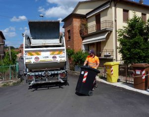 Santa Marinella, giro di vite sull’immondizia: “Multe a chi non fa raccolta differenziata”
