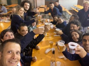 Gnocchi, beghe, salsicce e musica: terza giornata con la contrada Polveriera