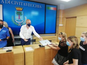 Il Pincio tende la mano alle scuole: donati tablet e pc