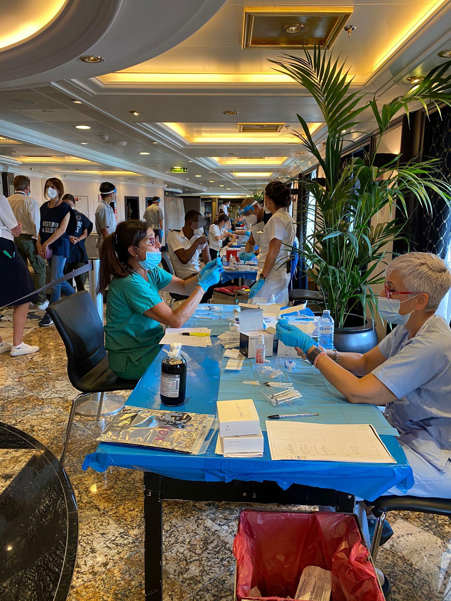 Vaccinato a bordo tutto l’equipaggio della Seven Seas Navigator