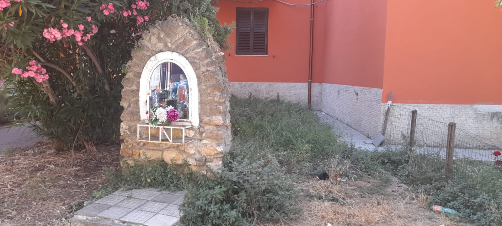 Via Lepanto immersa nel degrado