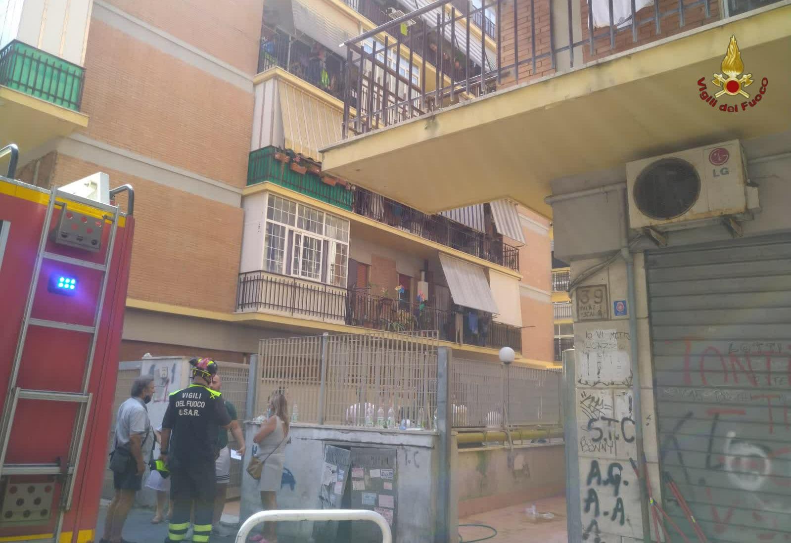 Incendio in un appartamento: danni strutturali consistenti
