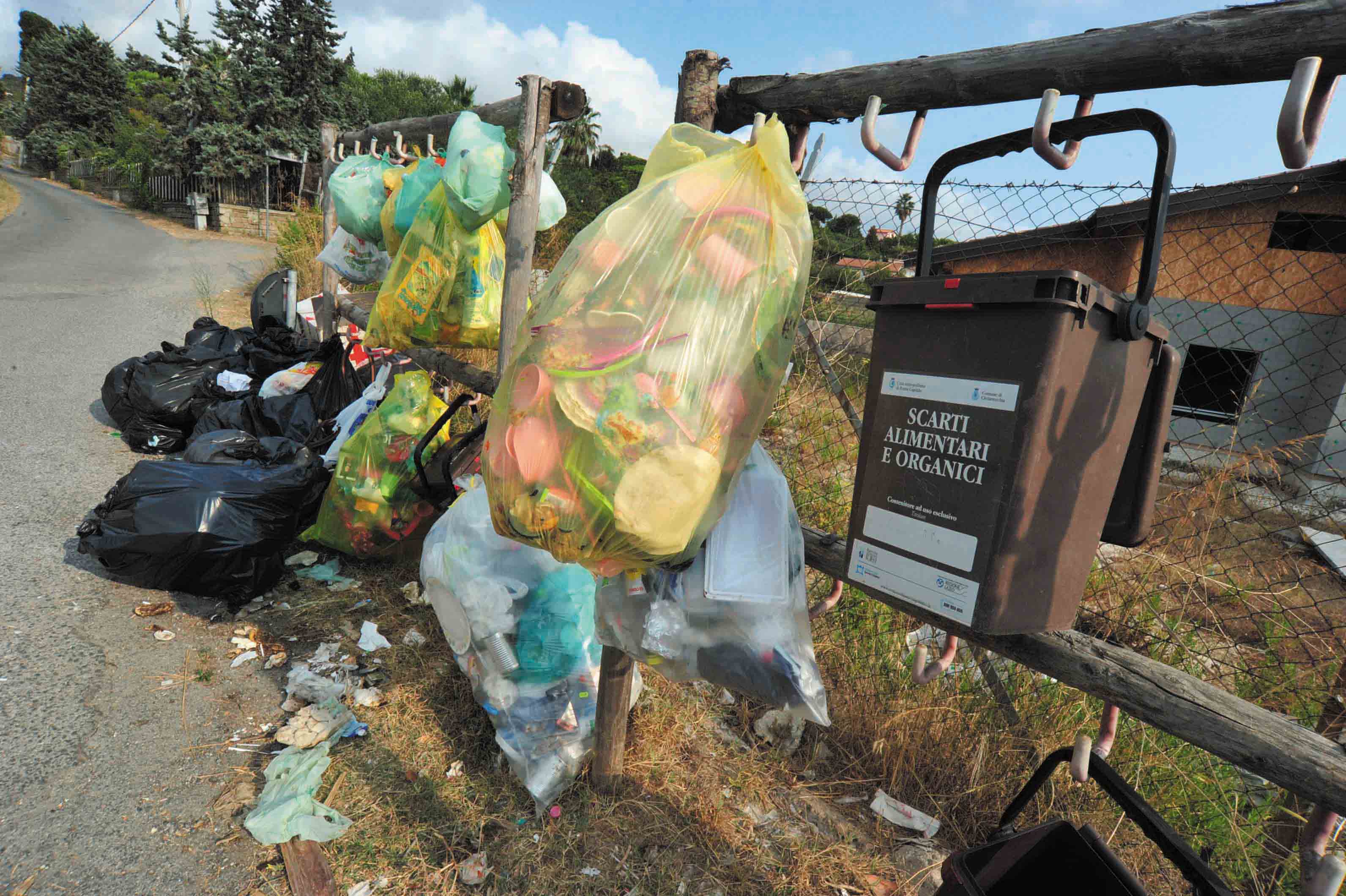 Rifiuti – Roma, ritrovate carcasse auto e fusti liquidi in zona Cassia