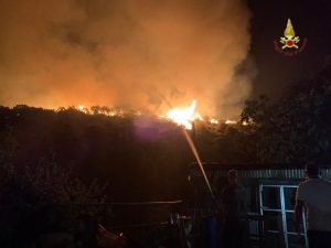 Incendio alla Riserva Naturale Monte Catillo a Tivoli: evacuati tre palazzi