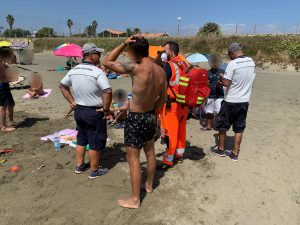 Tragedia sfiorata ad Ardea, 70enne sparisce tra le onde: salvato dalla prontezza dei bagnini