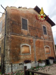 Maltempo a Roma, crolla tetto in legno: tre famiglie evacuate