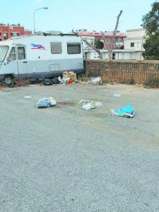 Discarica a cielo aperto in via dell’Immacolata