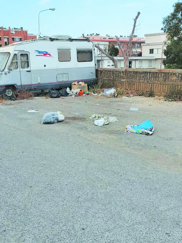 Discarica a cielo aperto in via dell’Immacolata