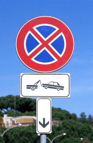 Via Nazionale, mette il furgone in sosta vietata e prende 6mila euro di multa