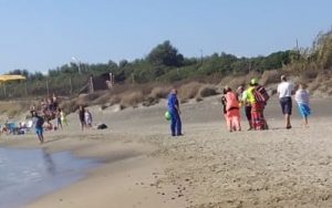 Muore in mare per salvare i figli