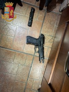 Spara alla guardia giurata del supermercato: arrestato 57enne