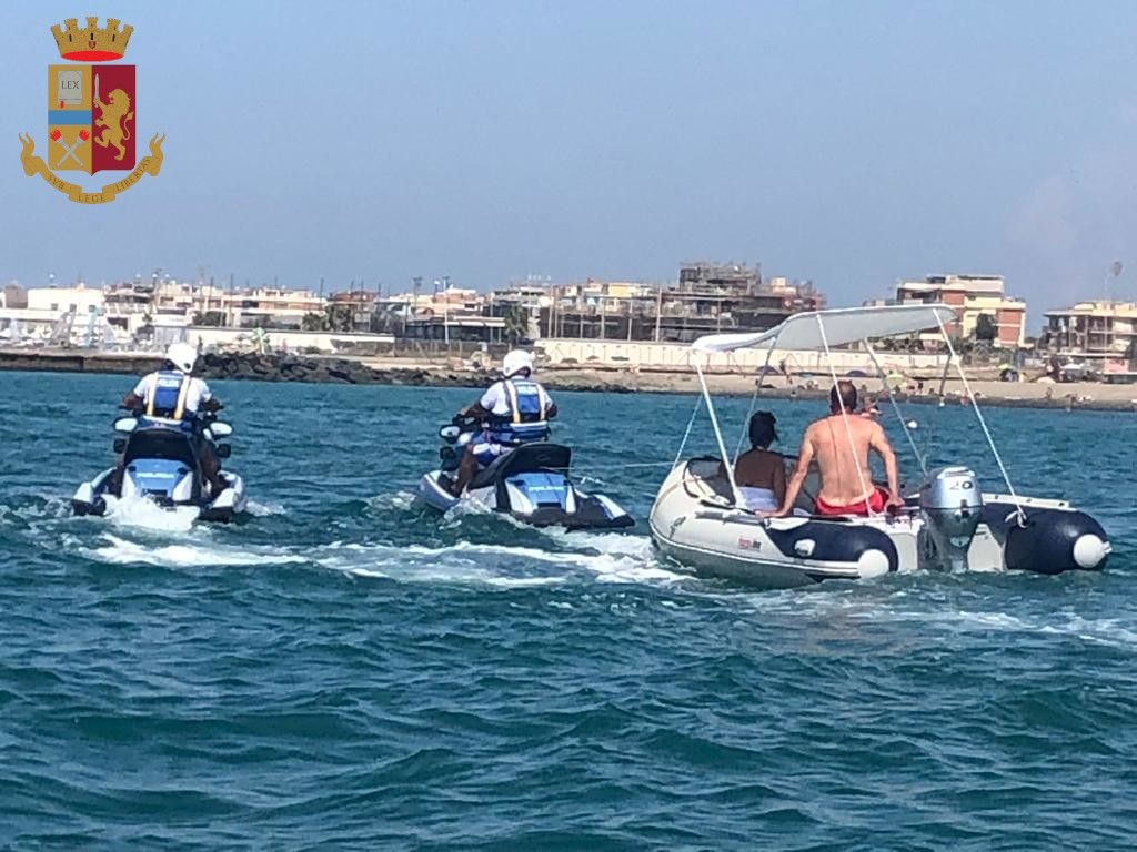 Cinque salvataggi della Polizia di Stato sul litorale di Ostia