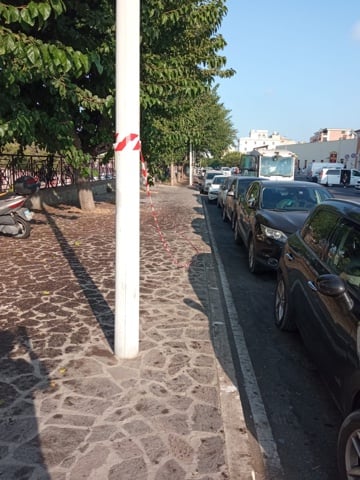 Stazione, pulizia a metà per colpa delle auto in sosta