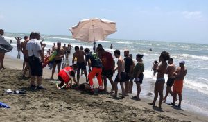 Ostia, si immerge in mare nonostante il divieto di balneazione: muore 67enne polacco