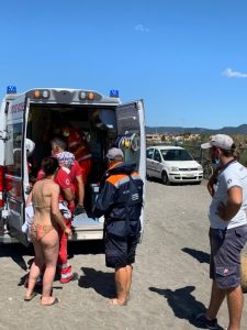 Tragedia in mare a Ladispoli, si sente male mentre fa il bagno: muore 80enne di Roma