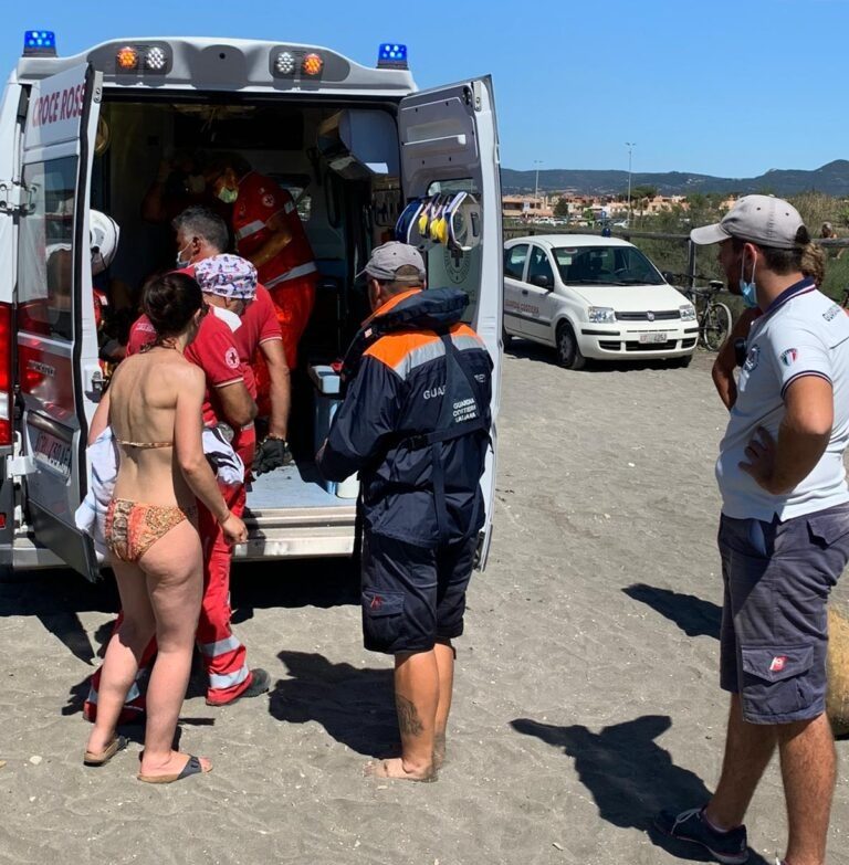 Ladispoli, si sente male in mare e muore a 50 anni: inutili i soccorsi