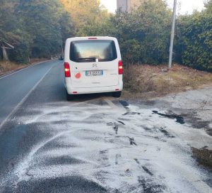 Massi si staccano
 
dalla
 
 


collina
 
e colpiscono
 
 


il pulmino dell’Adamo: 
 


sfiorata la tragedia