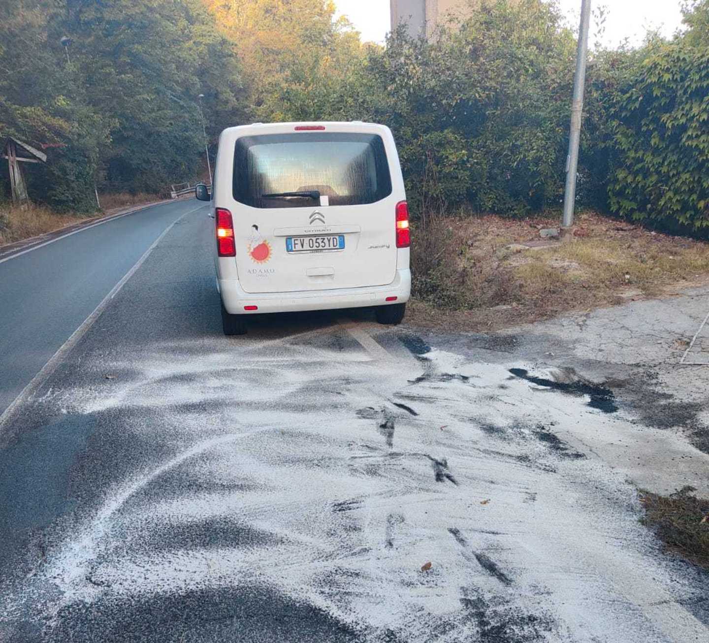 Massi si staccano
 
dalla
 
 


collina
 
e colpiscono
 
 


il pulmino dell’Adamo: 
 


sfiorata la tragedia