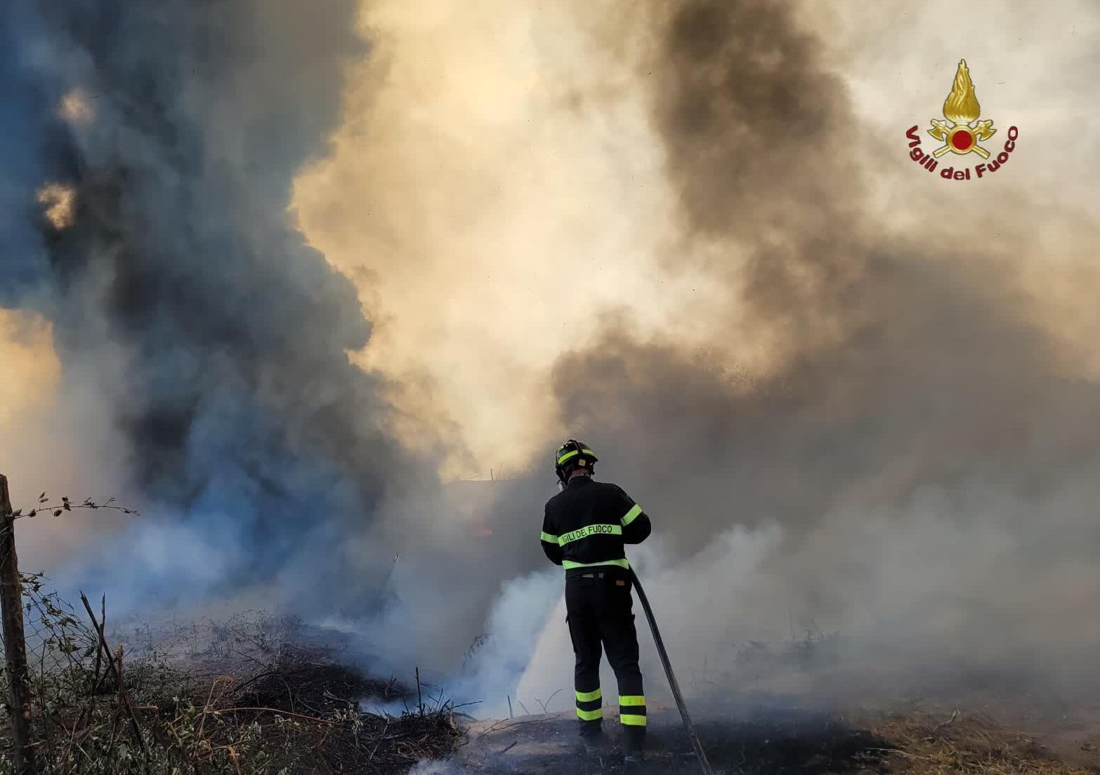 Civitavecchia, vasto incendio alle Terme di Traiano