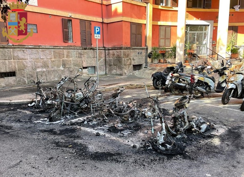 Danno alle fiamme auto, scooter e cassonetti: fermati 3 piromani