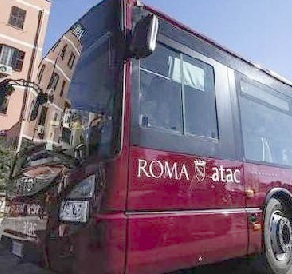 Roma – Due pedoni investiti nella notte da bus, sono gravi