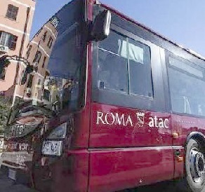 Roma, adolescente bullizzato sul bus: l’autista lo fa entrare in cabina di guida e chiama la madre