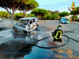 Furgone in fiamme nell’area di sosta San Liborio ovest: intervento dei Vigili del fuoco