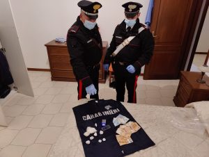 Sospettato di gestire un giro di spaccio a livello locale, 36enne arrestato: a casa aveva 94 grammi di coca