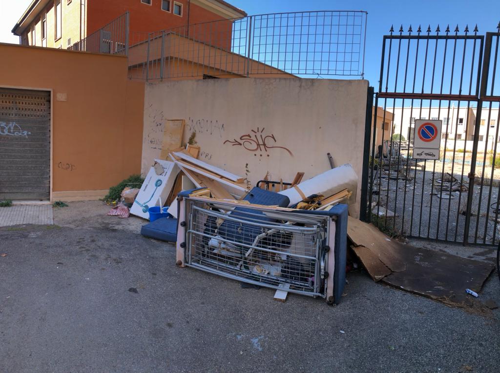 Discarica davanti all’ingresso del Palagrammatico