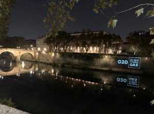 Blitz No al Fossile:  proiettate scritte sul Tevere per dire no al gas a Tvn