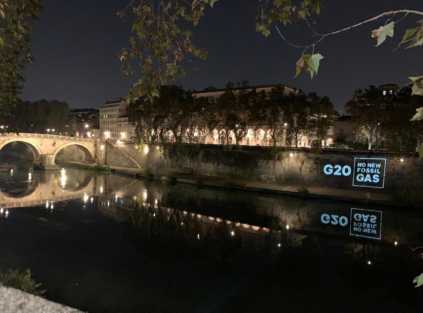 Blitz No al Fossile:  proiettate scritte sul Tevere per dire no al gas a Tvn