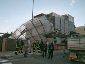 Paura in via Bramante: il vento stacca il ponteggio dalla facciata di un palazzo