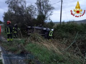 Auto finisce fuori strada tra Allumiere e Civitavecchia nei pressi del ristorante Tramontana