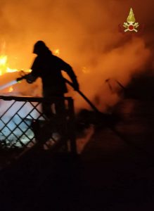 Gaeta, bruciano nella notte due stabilimenti balneari a Sant’Agostino: indagano i Carabinieri