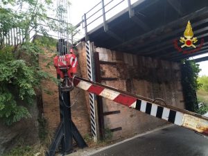 Camion dell’Ama urta trave di metallo del ponte di via Capannelle, strada chiusa