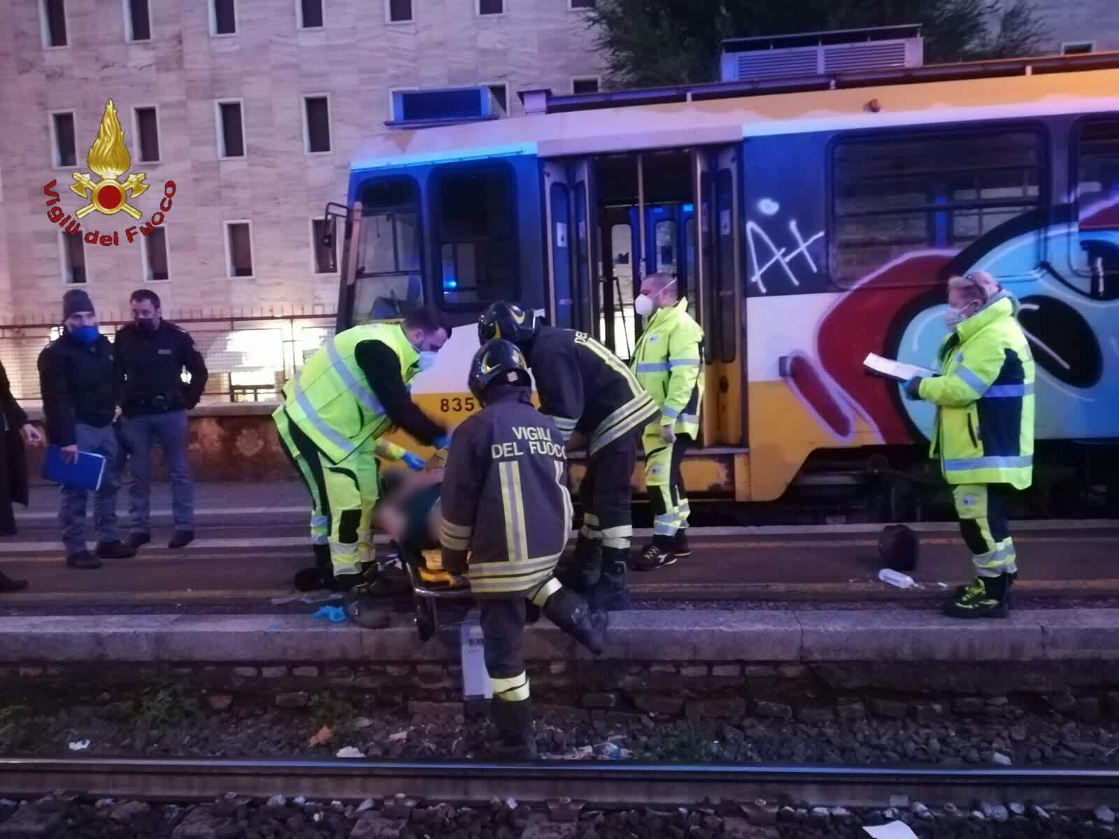 Incastrato tra la banchina e il treno, 61enne in codice rosso