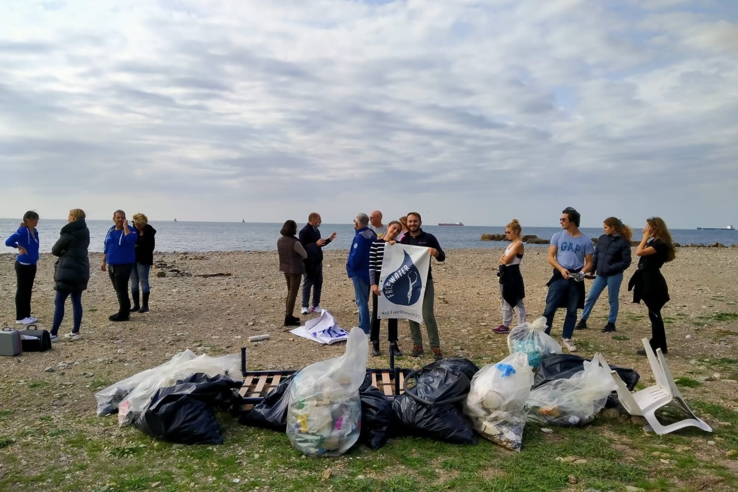 Volontari in azione sulla spiaggia del Marangone, a Santa Marinella, per rimuovere i rifiuti