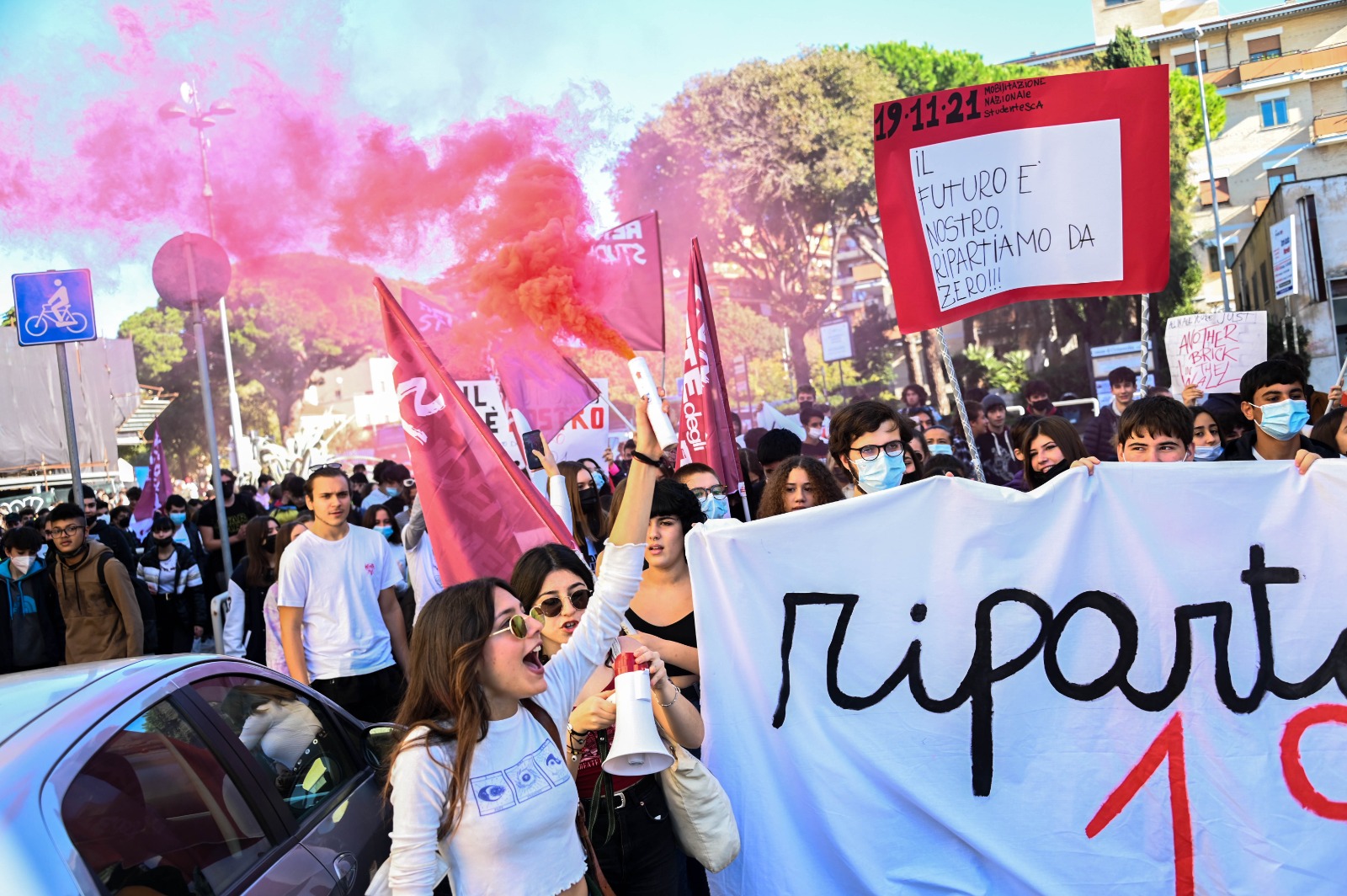 Studenti di nuovo in piazza, oltre 300 ragazzi in corteo per un futuro migliore