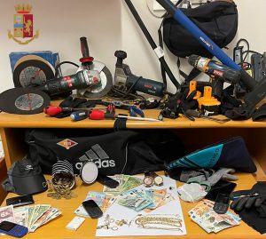 Furti in abitazione: arrestati 3 cittadini albanesi