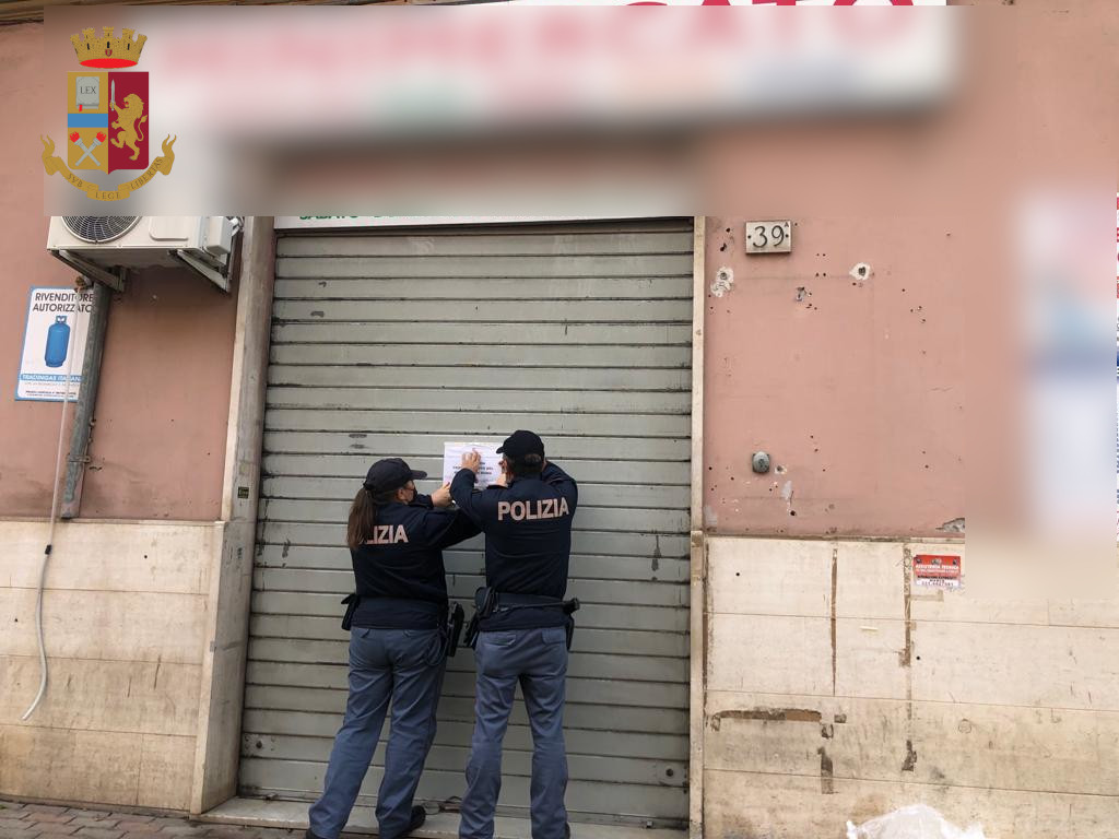 Vende due bottiglie di vodka a minorenni: minimarket chiuso per dieci giorni