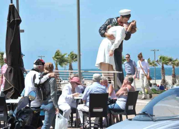 La Statua del Bacio torna a Civitavecchia per un anno