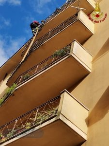 Bracciano: anziano si sente male in casa, intervento dei vigili del fuoco