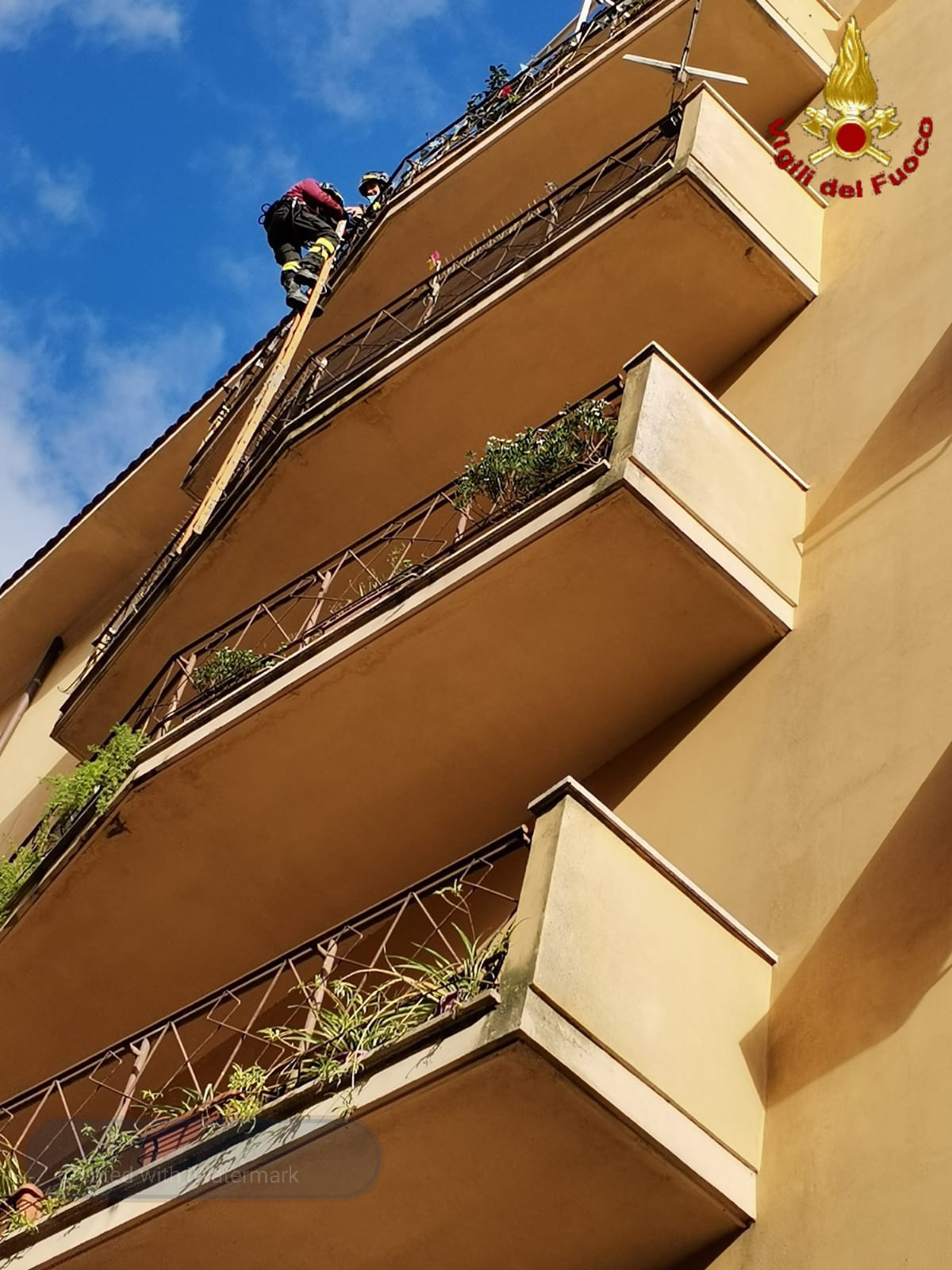 Bracciano: anziano si sente male in casa, intervento dei vigili del fuoco