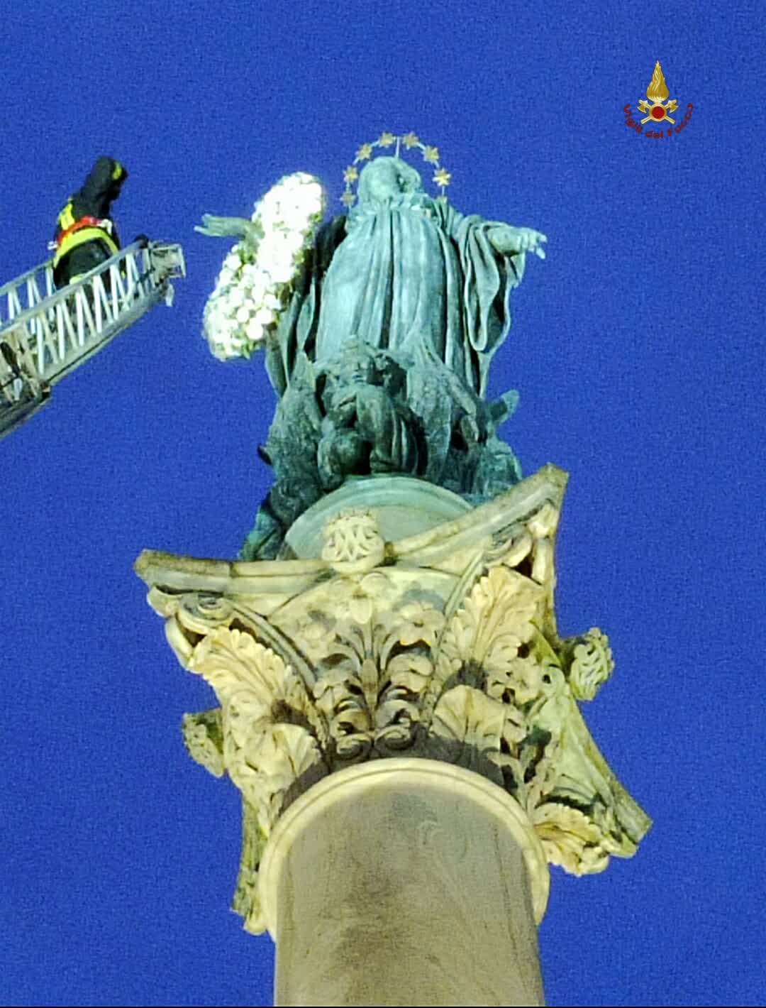 Deposta una corona di fiori sulla statua della Madonna in piazza di Spagna